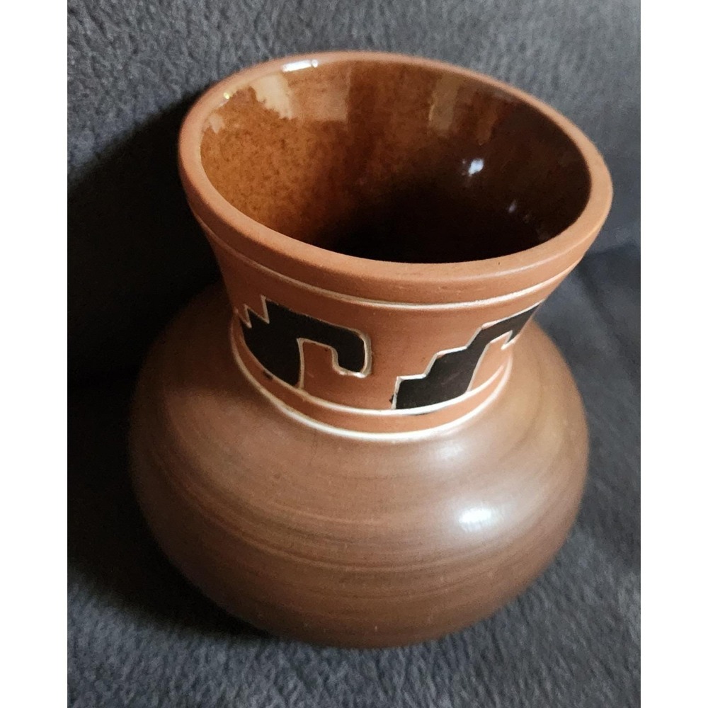 VINTAGE SIGNED ARMANDO DE MEXICO REDWARE POTTERY VASE AZTEC DESIGN BROWN 4.75"